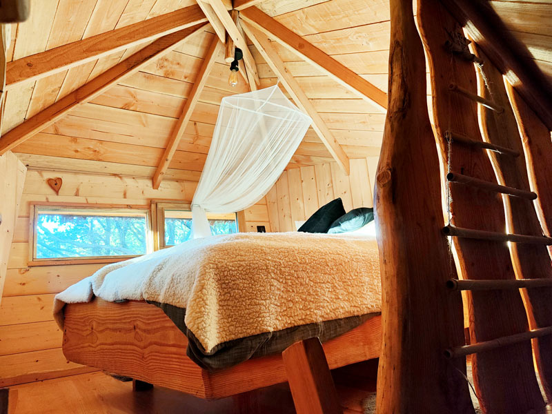 Vue depuis haut escalier sur lit double mezzanine